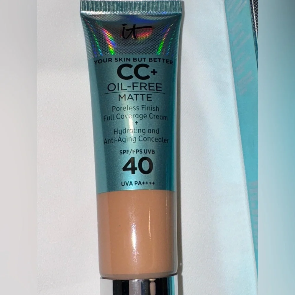IT Cosmetics CC+ Oil-Free Matte Foundation and it Conceals, SPF 40 - Tan - Picture 3 of 7